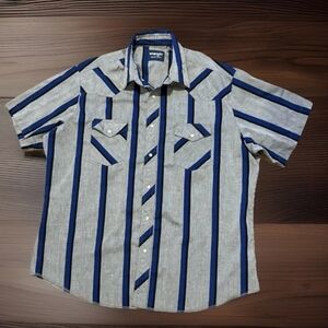 Wrangler Blue And Gray Short Sleeve Button Up Shirt